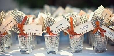 11. Para no dejar de festejar, unos caballitos con las iniciales de los novios.