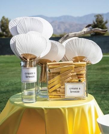 17. Un abanico si tu boda es en temporada de verano.
