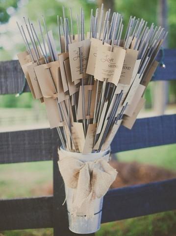 18. Un regalo para usar en la ceremonia, tu boda se vera muy bien cuando todos la prendan.