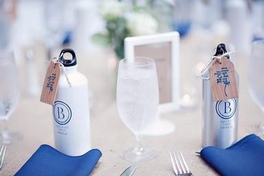 8. Para que se lleven tu boda a todos lados, termos impresos para el agua o un rico café.