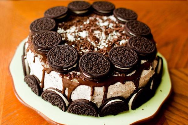 Para un cumpleaños infantil, pastel de nieve con oreo