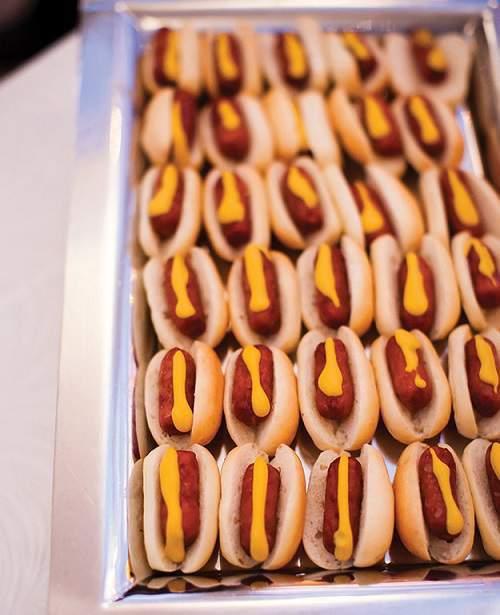 Unos mini hot dogs de bienvenida