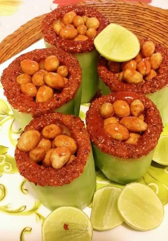 Pepino, cacahuates y chile en polvo.