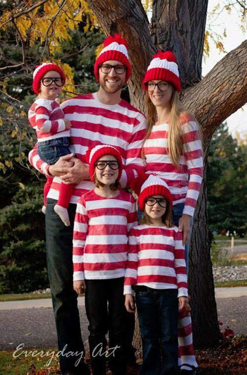 Familia buscando a...