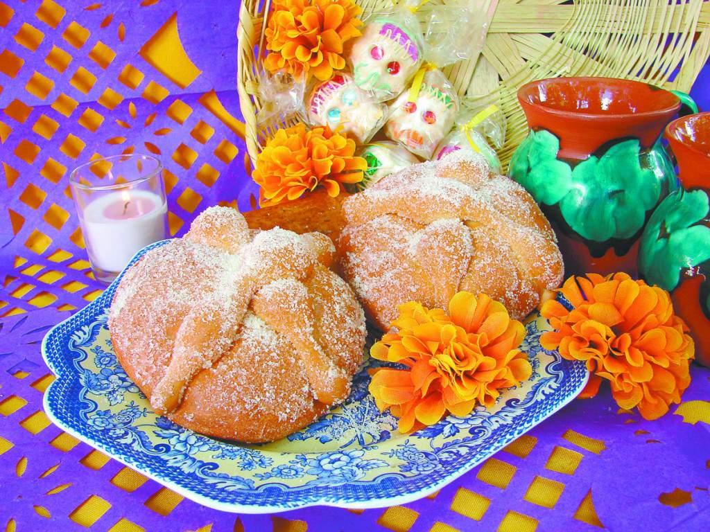 Pan de Muerto y ofrendas