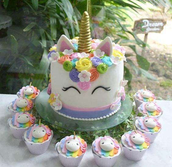 Otro pastel en forma de unicornio con cupcakes