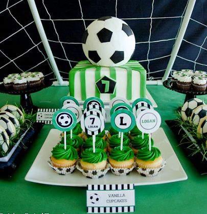 Cupcakes y pastel de futbol