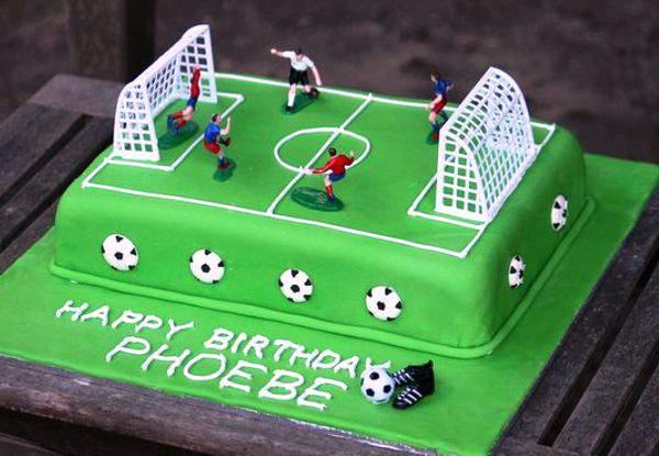 Pasteles en forma de cancha de futbol.