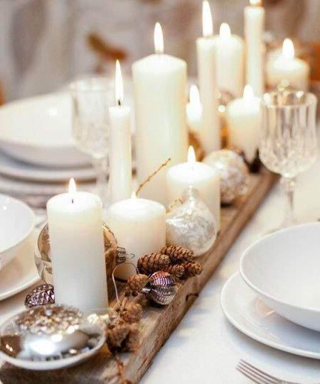 El centro de mesa con velas.