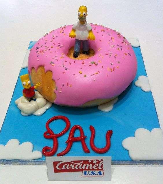 El pastel en forma de dona.