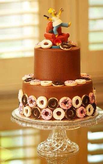 Pastel con donas reales y el sofa de Homero.