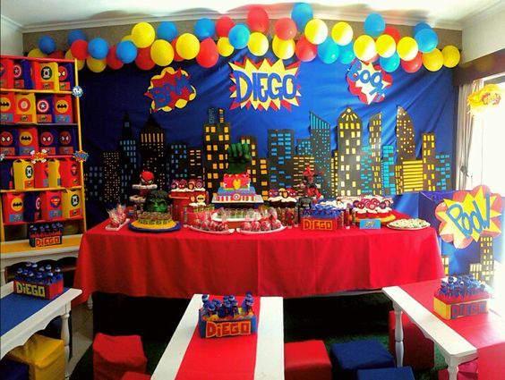 Otra mesa de dulces con letreros y decoración perfecta.