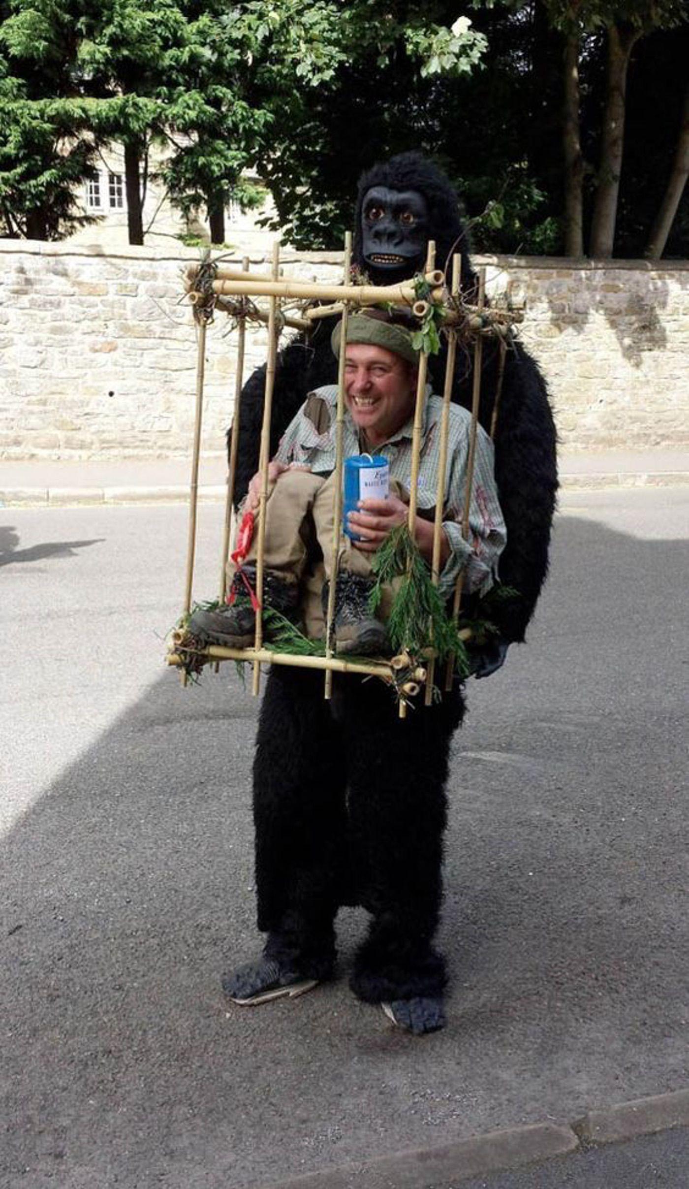 Hombre capturado por gorilla