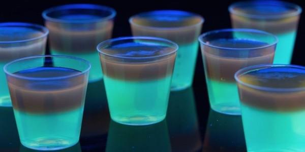 4. Una buena bebida, y si sale de tu presupuesto invita a que tus invitados lleven de tomar y ofrece mini-shots con tu bebida favorita, te sacaran de un gran apuro y son muy fáciles de hacer. Y recuerda que no debes olvidar el refresco y los hielos.