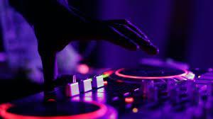 5. Conviértete en un gran DJ, recuerda que este punto es uno de los mas importantes, sin buena música no hay Fiestón, trata de organizar una buena playlist con los éxitos del momento.
