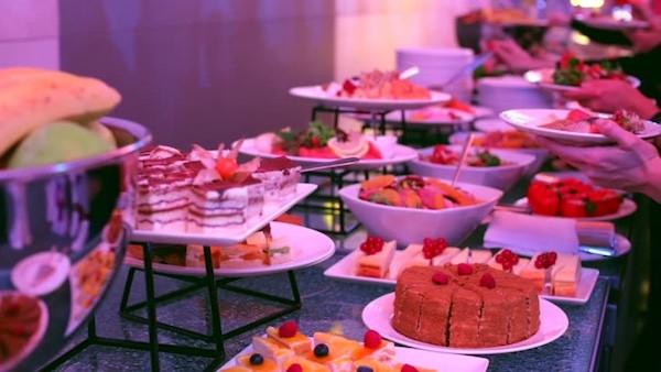 3. Busca que ofrecer a tus invitados de comer, recuerda que una buena fiesta normalmente viene acompañada de buenos bocadillos o una buena botana.